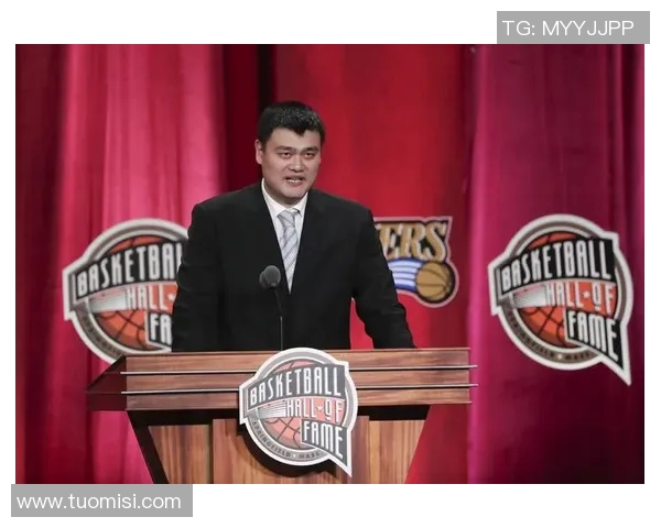 张卫平在访谈中向姚明提问篮球生涯与未来发展方向的深度对话